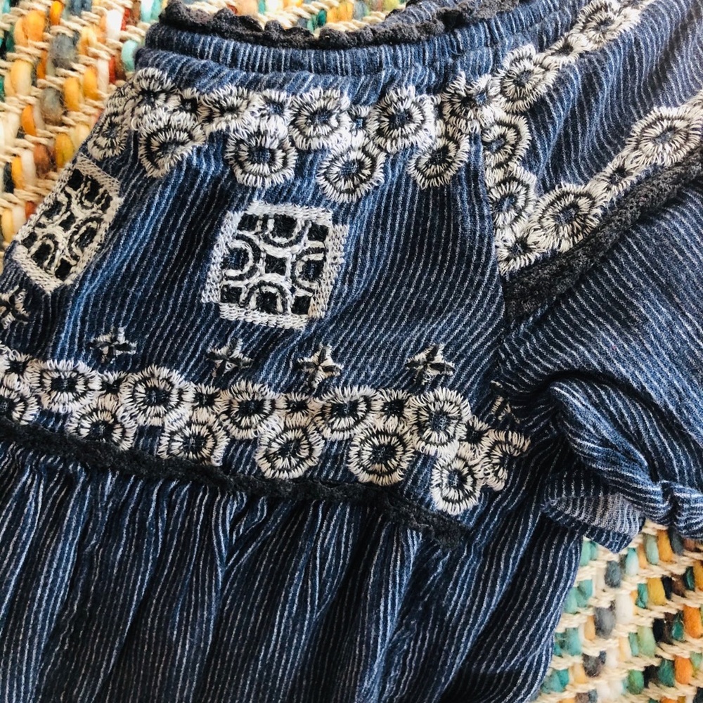 Embroidered Top 🌼 - Picture 2 of 2